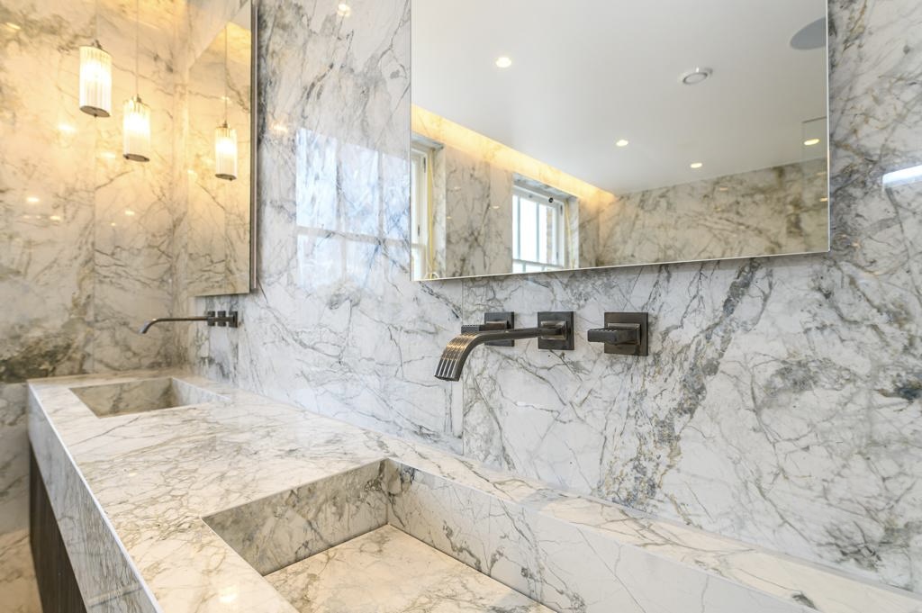 Twin undermount basins with wall-mounted mixers