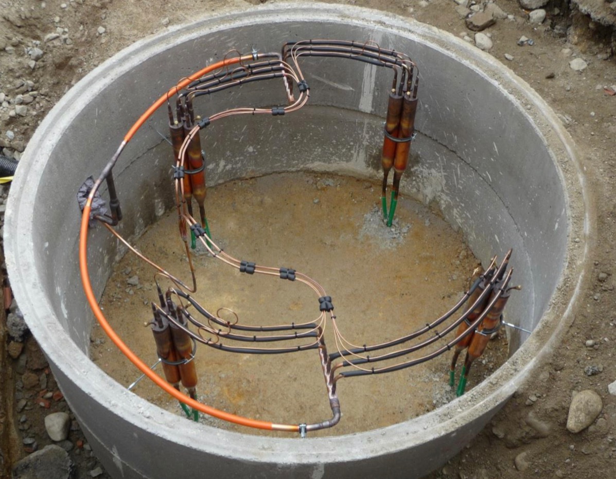 Ground collector distribution connections arranged inside an access chamber