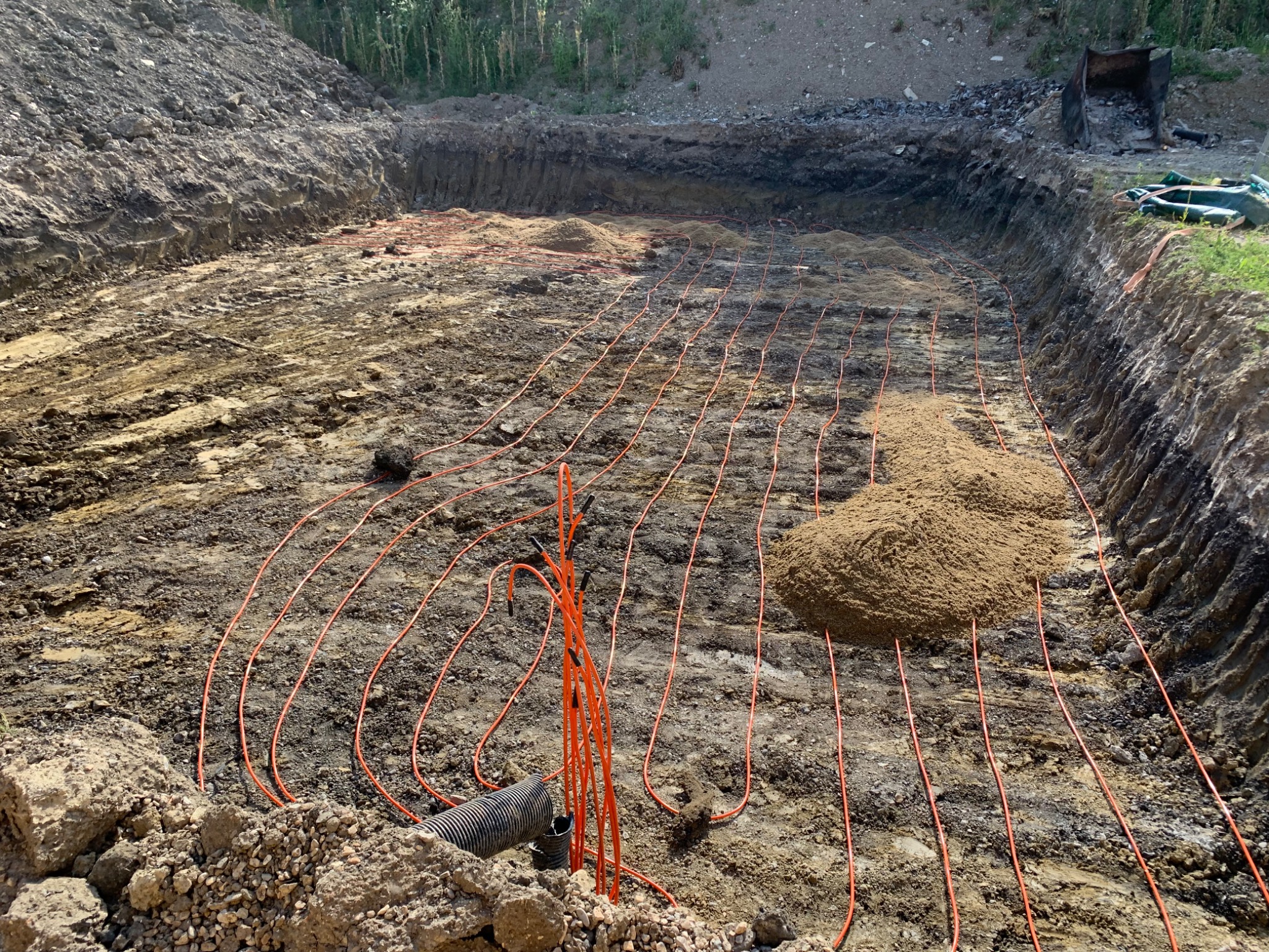 Horizontal collector circuits distributed across a large ground excavation