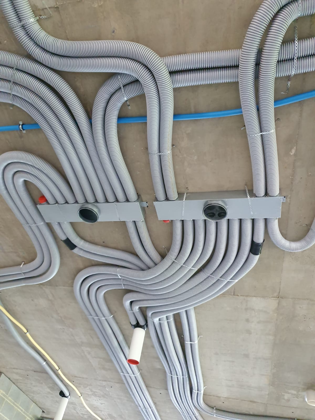 Ceiling-mounted radial MVHR ducts and two plenums