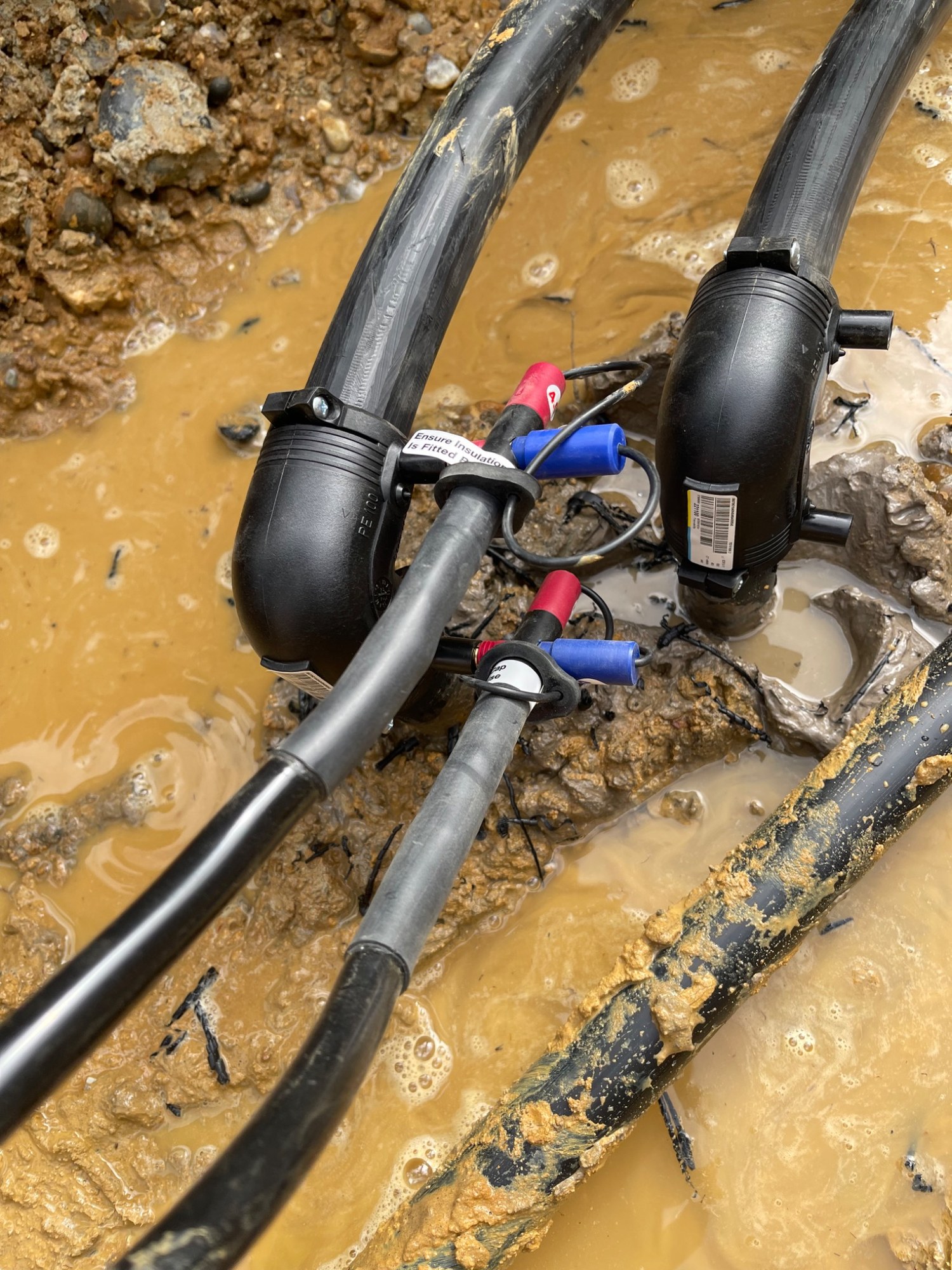 Electrofusion jointing and sensor connections on ground-array pipework